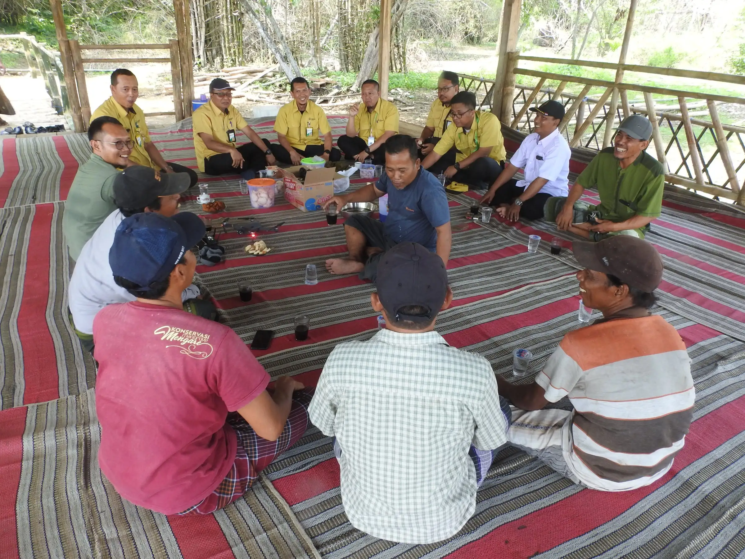 Diskusi bersama warga dan pengelola di gazebo