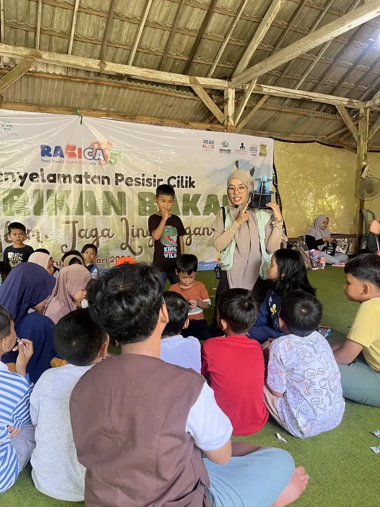Kegiatan dongeng tentang pesisir untuk anak-anak di pendopo PRPM Mengare
