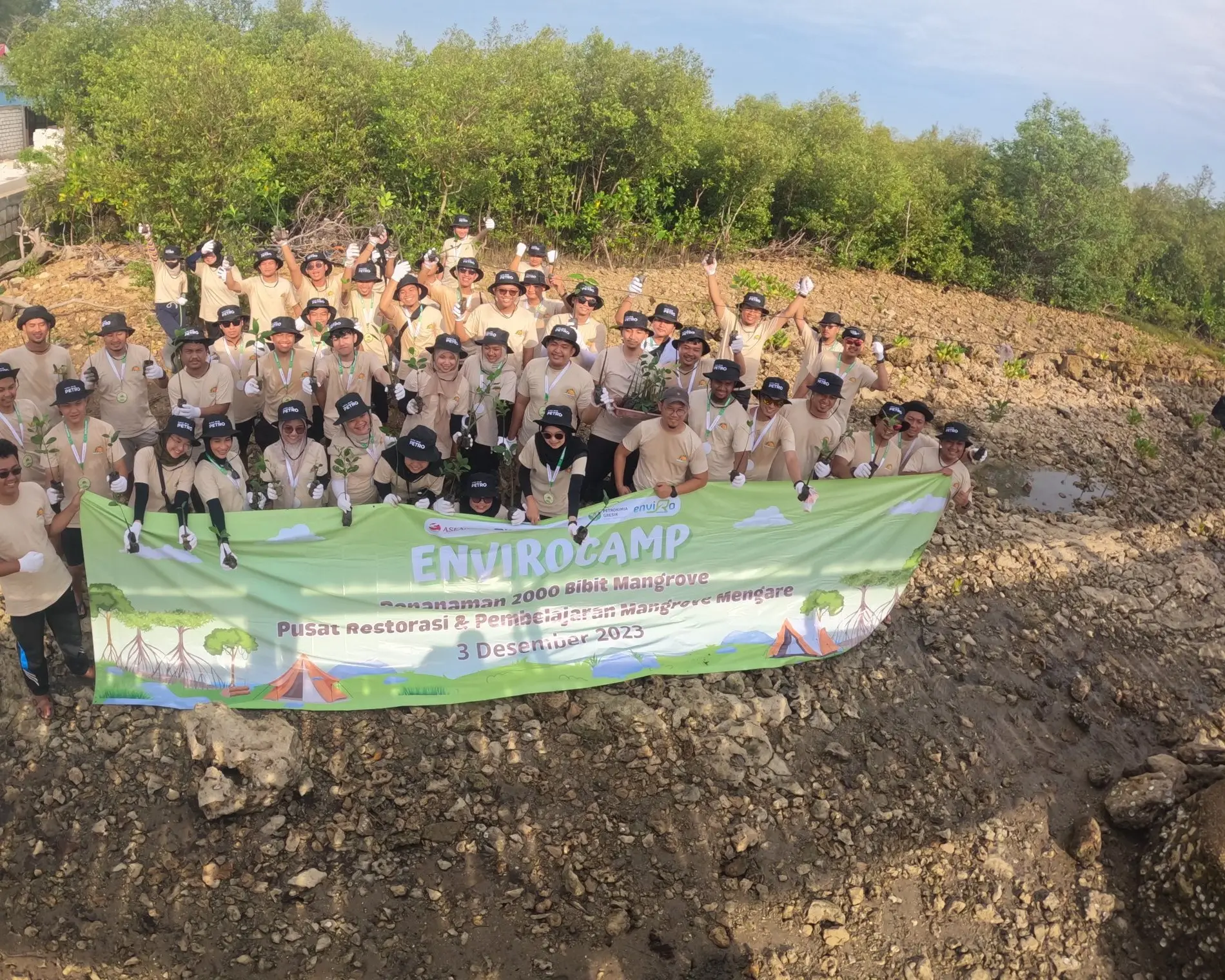 Peserta Envirocamp dengan spanduk Petrokimia Gresik setelah menanam 2.000 bibit mangrove di PRPM Mengare, 3 Desember 2023