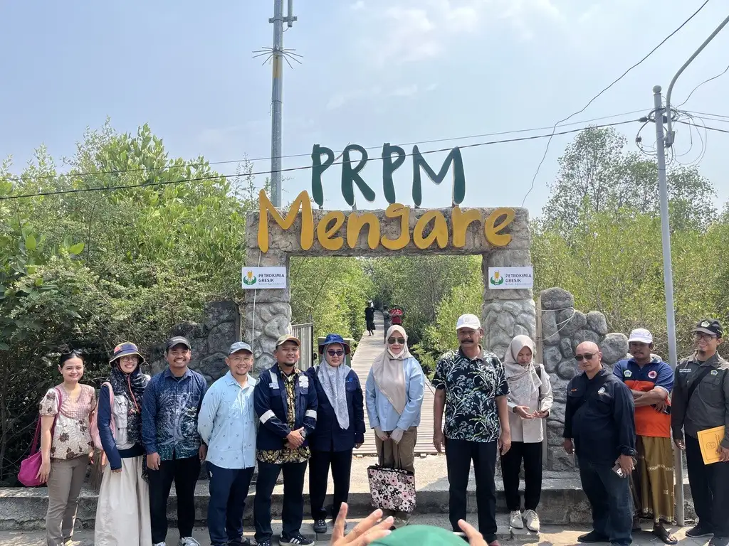 Rombongan tamu berfoto di gerbang PRPM Mengare