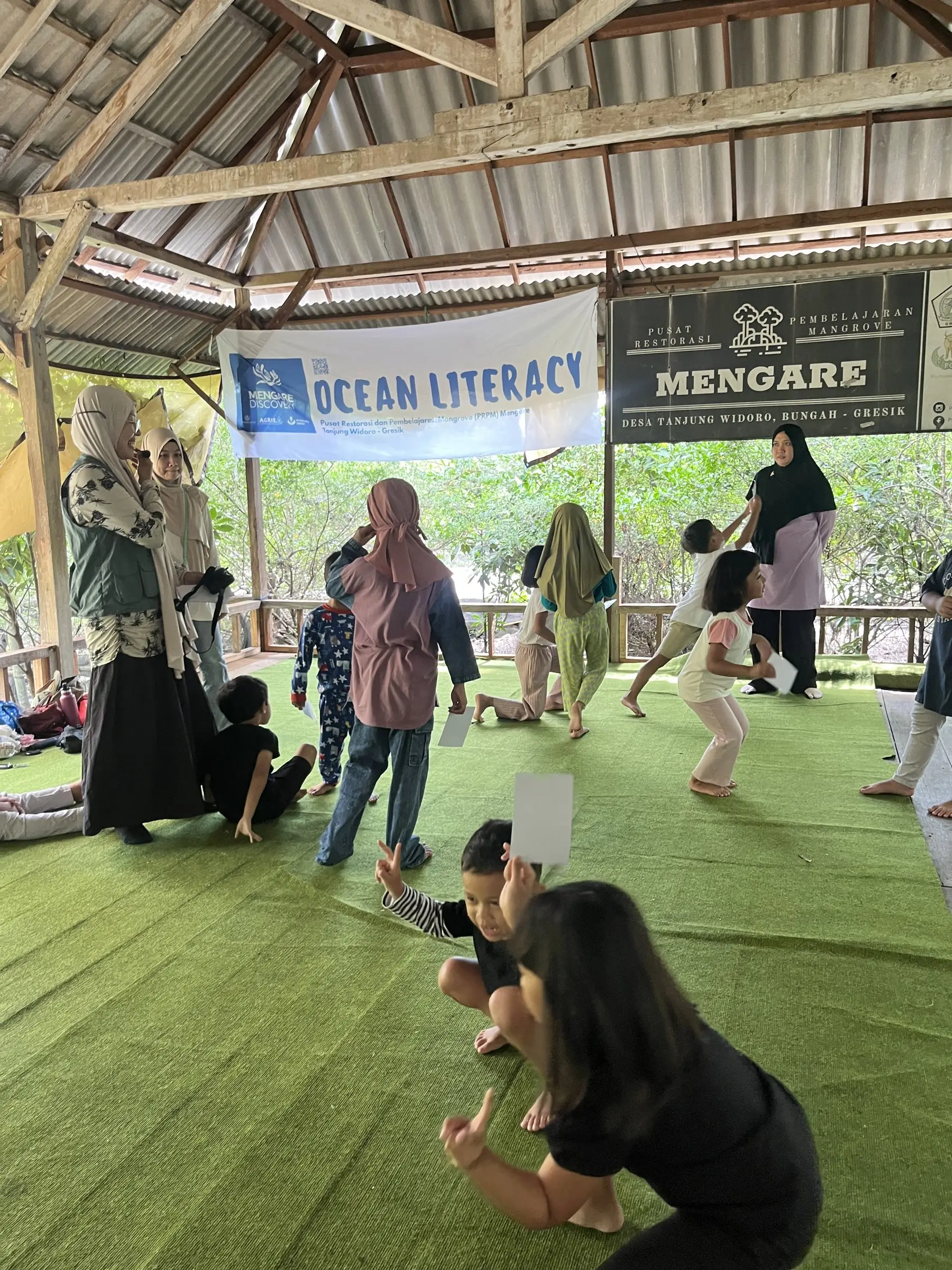 Sesi Ocean Literacy di pendopo PRPM Mengare