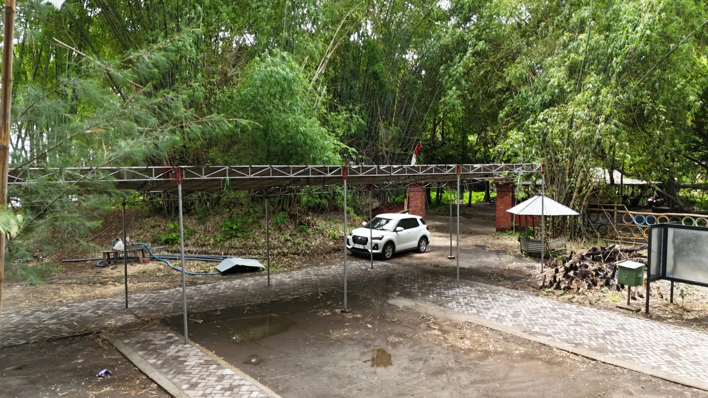 Area parkir beratap di bawah rumpun bambu