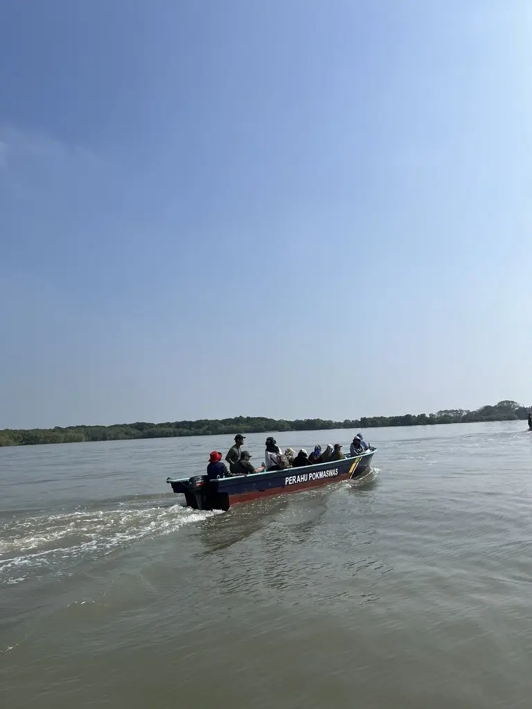 Perahu motor melaju di perairan tenang pesisir Mengare