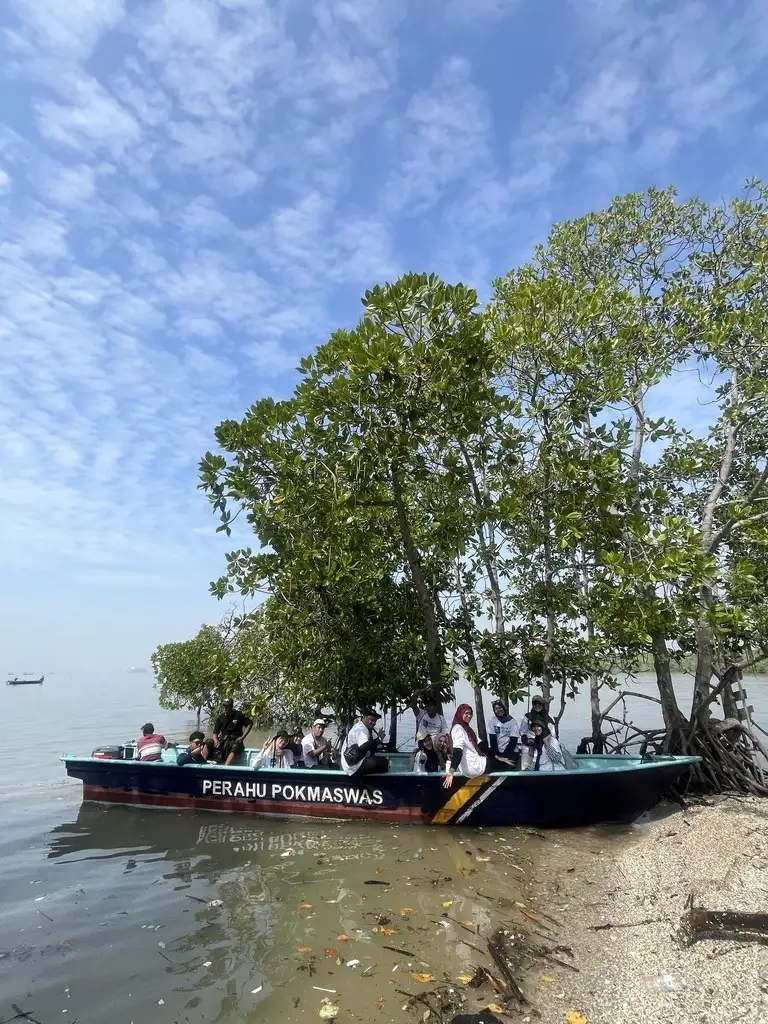 Rombongan di Perahu Pokmaswas bersandar di bawah mangrove