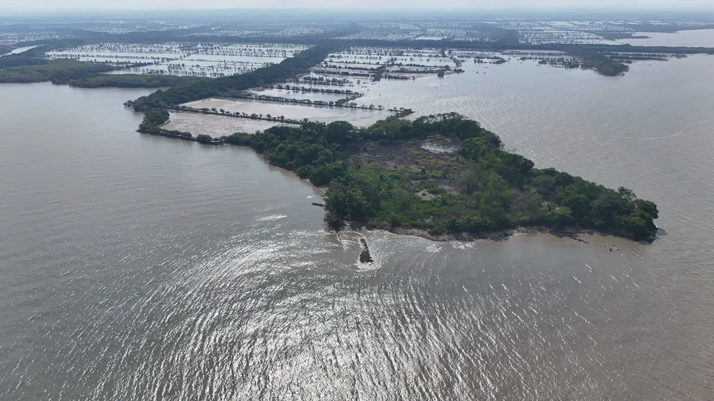 Foto udara pulau kecil bermangrove di perairan Mengare