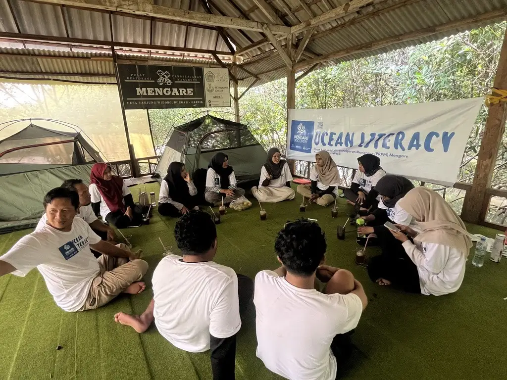 Peserta workshop Ocean Literacy berdiskusi di pendopo PRPM Mengare