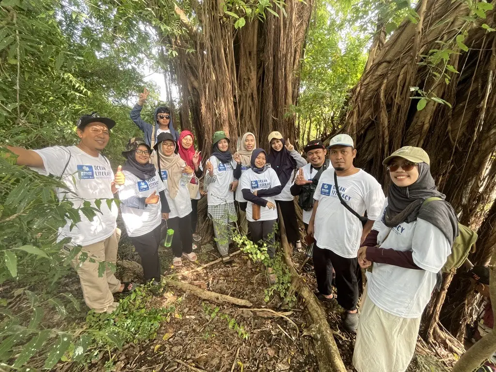 Pengunjung di bawah pohon beringin di situs Benteng Lodewijk