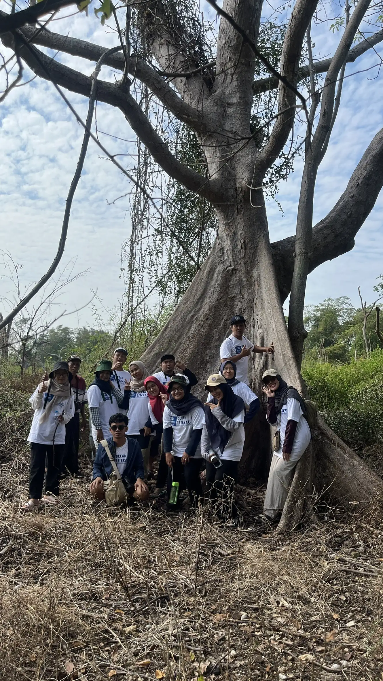 Peserta workshop Ocean Literacy di bawah pohon besar di situs Benteng Lodewijk